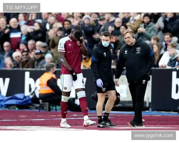 队报称雅凯左肩受伤或缺阵数周 队报称雅凯左肩受伤或缺阵数周