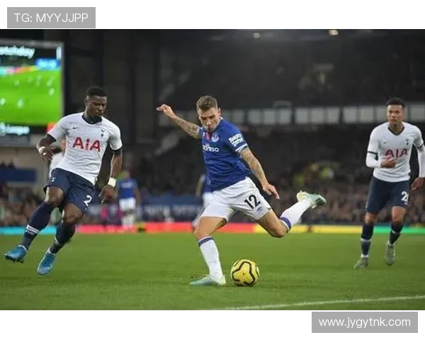 鲁尼怒斥迪涅手球误判震惊足坛